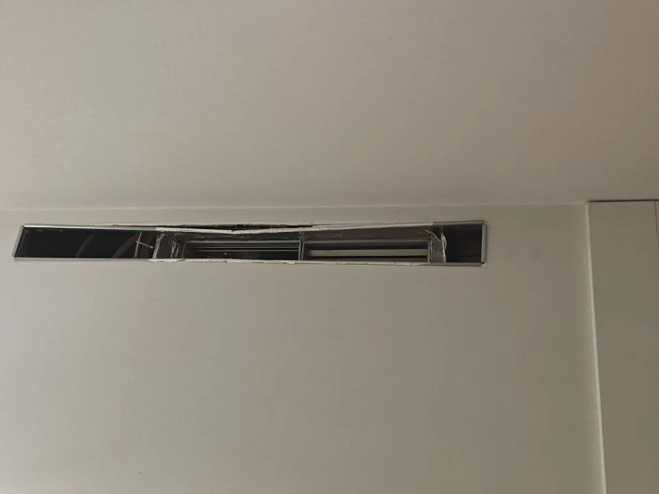 Conducto de ventilación abierto con hollín ligero tras incendio en Barrio de Salamanca, Madrid
